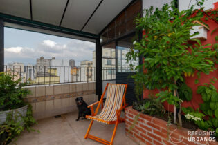 Cobertura para encher de plantas e curtir o sol com muita vista. O apartamento conta com 75m2 de área útil sendo 1 dormitório na Vila Buarque